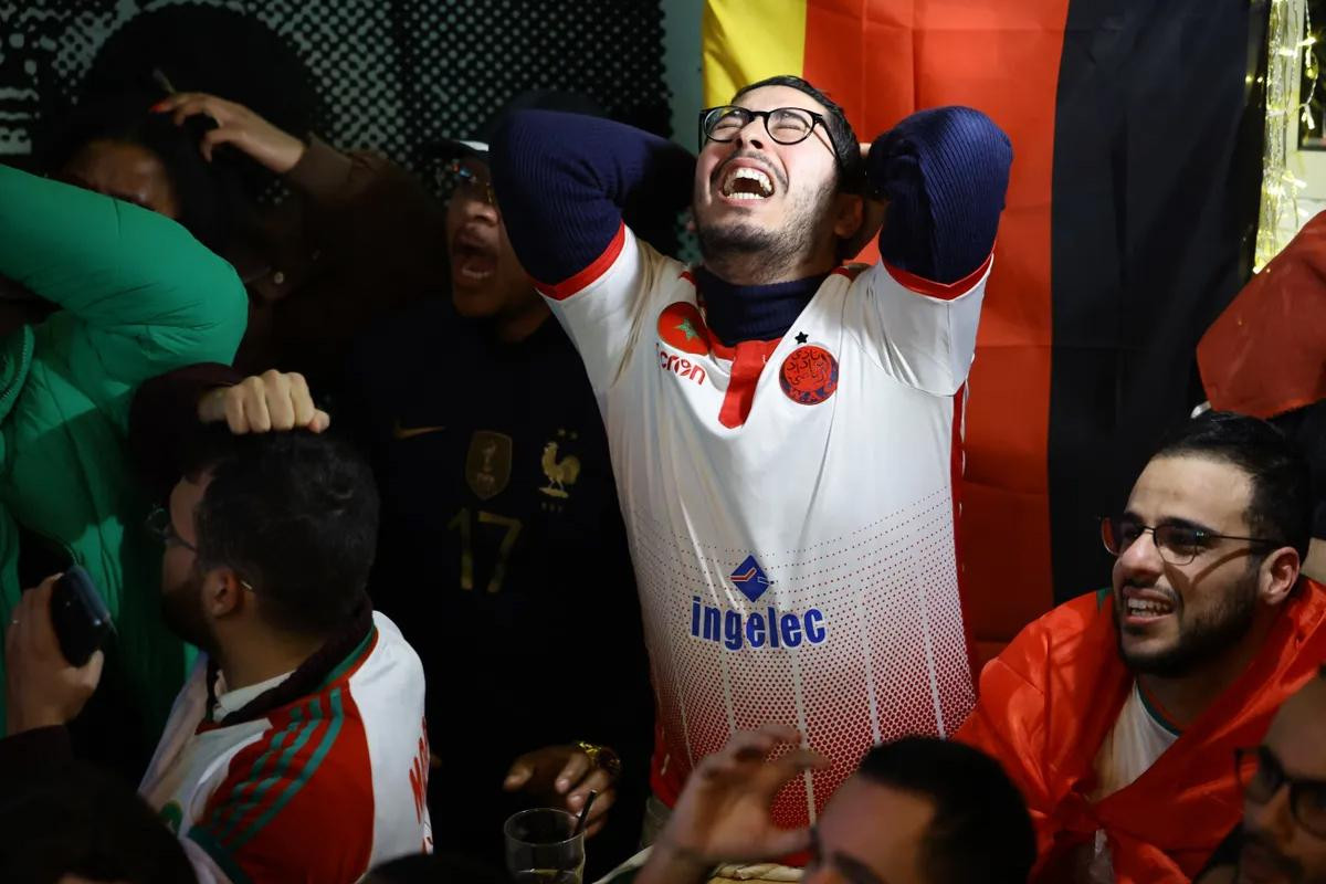 Cổ động viên Maroc thất thần khi đội tuyển yêu thích phải chia tay World Cup.