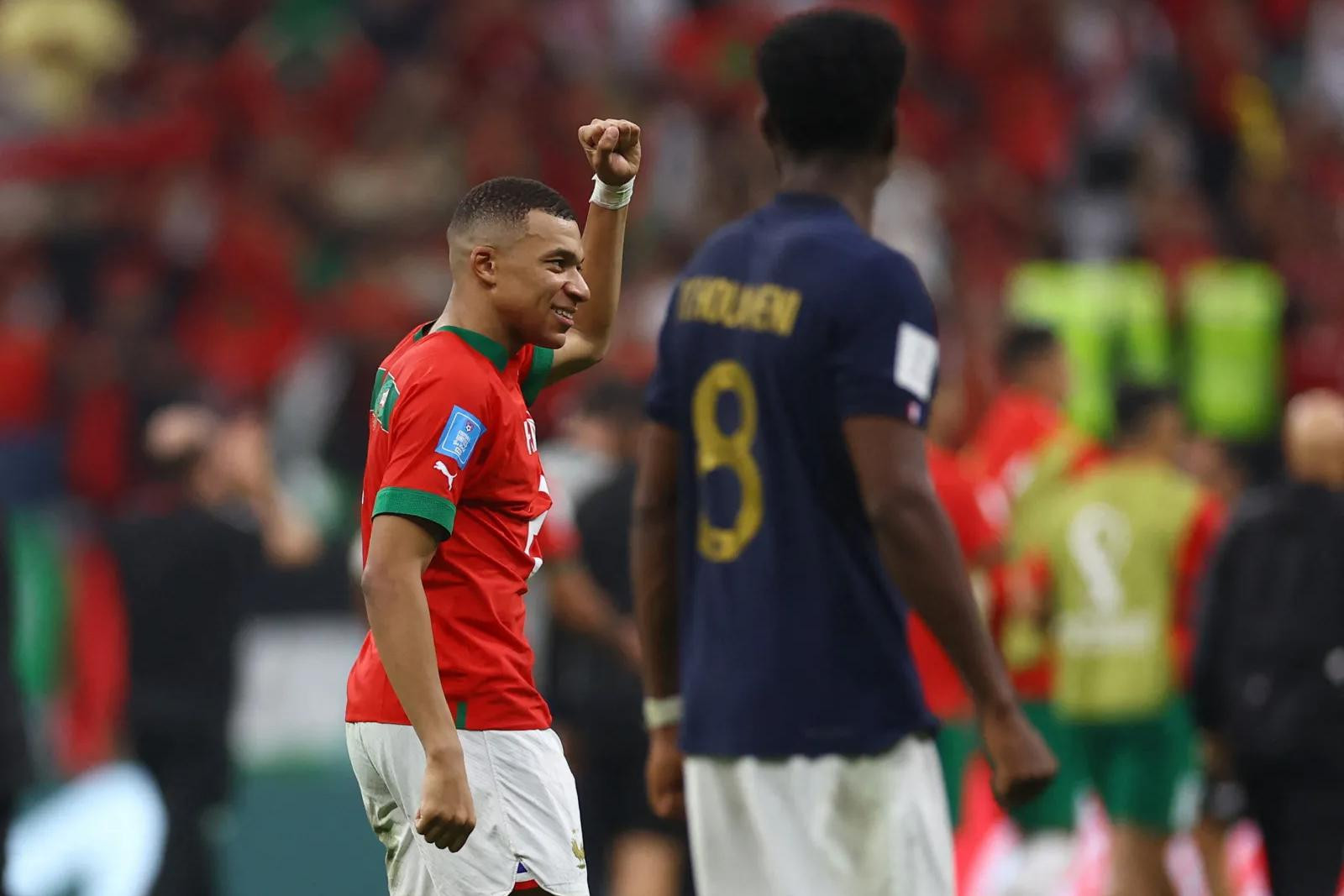 Tiền đạo đội tuyển Pháp Kylian Mbappe đổi áo cùng hậu vệ Maroc Achraf Hakimi. Hai người là đồng đội thân thiết ở Câu lạc bộ PSG.