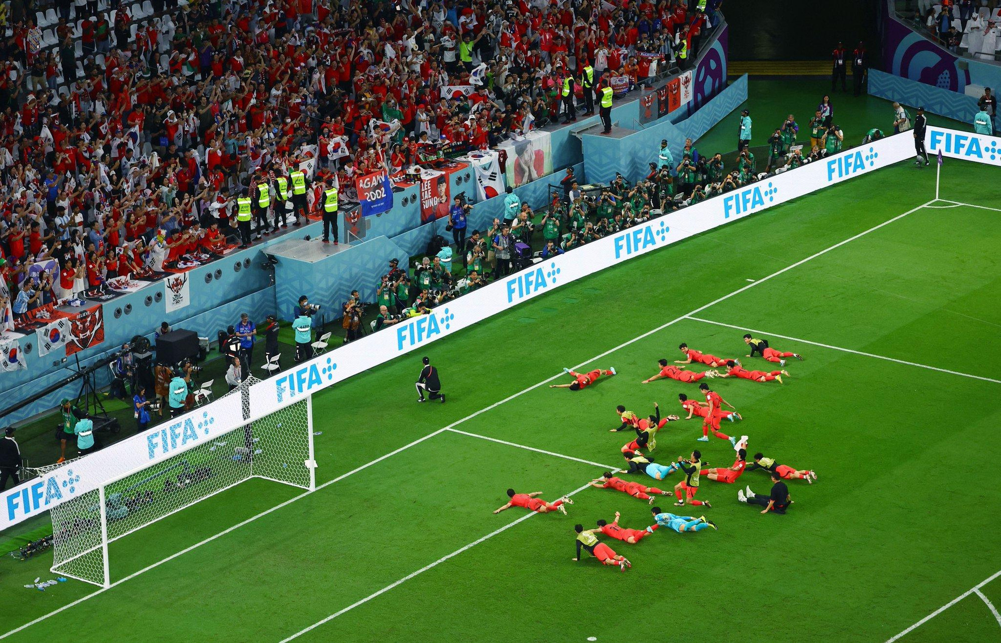 Các cầu thủ Hàn Quốc tri ân người hâm mộ nước nhà có mặt tại sân vận động Education City.