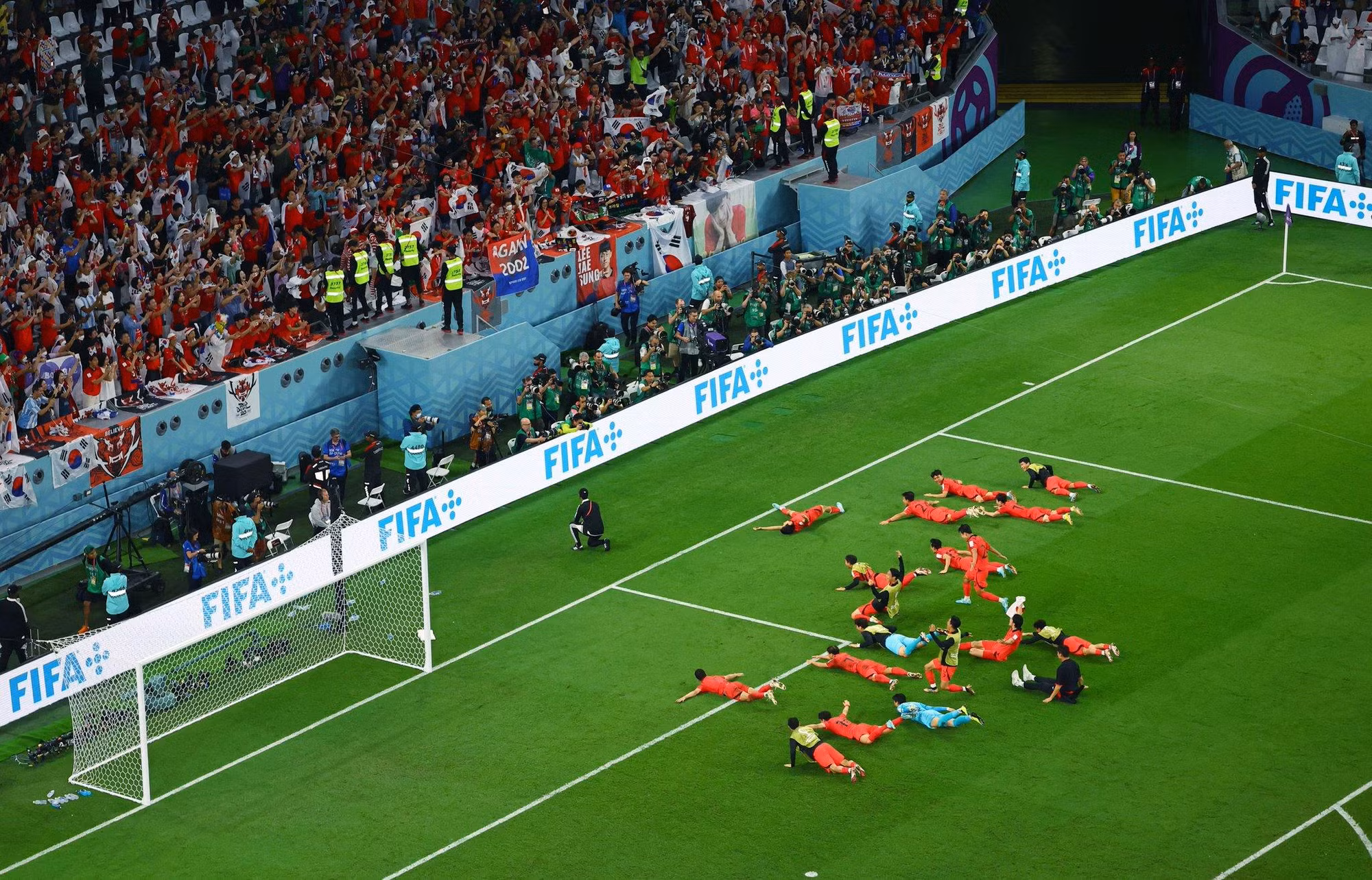 Các cầu thủ Hàn Quốc tri ân người hâm mộ nước nhà có mặt tại sân vận động Education City.