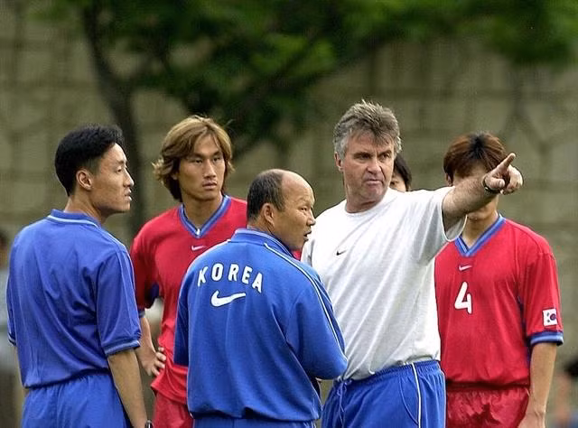 Thầy Park trong vai trò trợ lý của huấn luyện viên người Hà Lan Guus Hiddink.