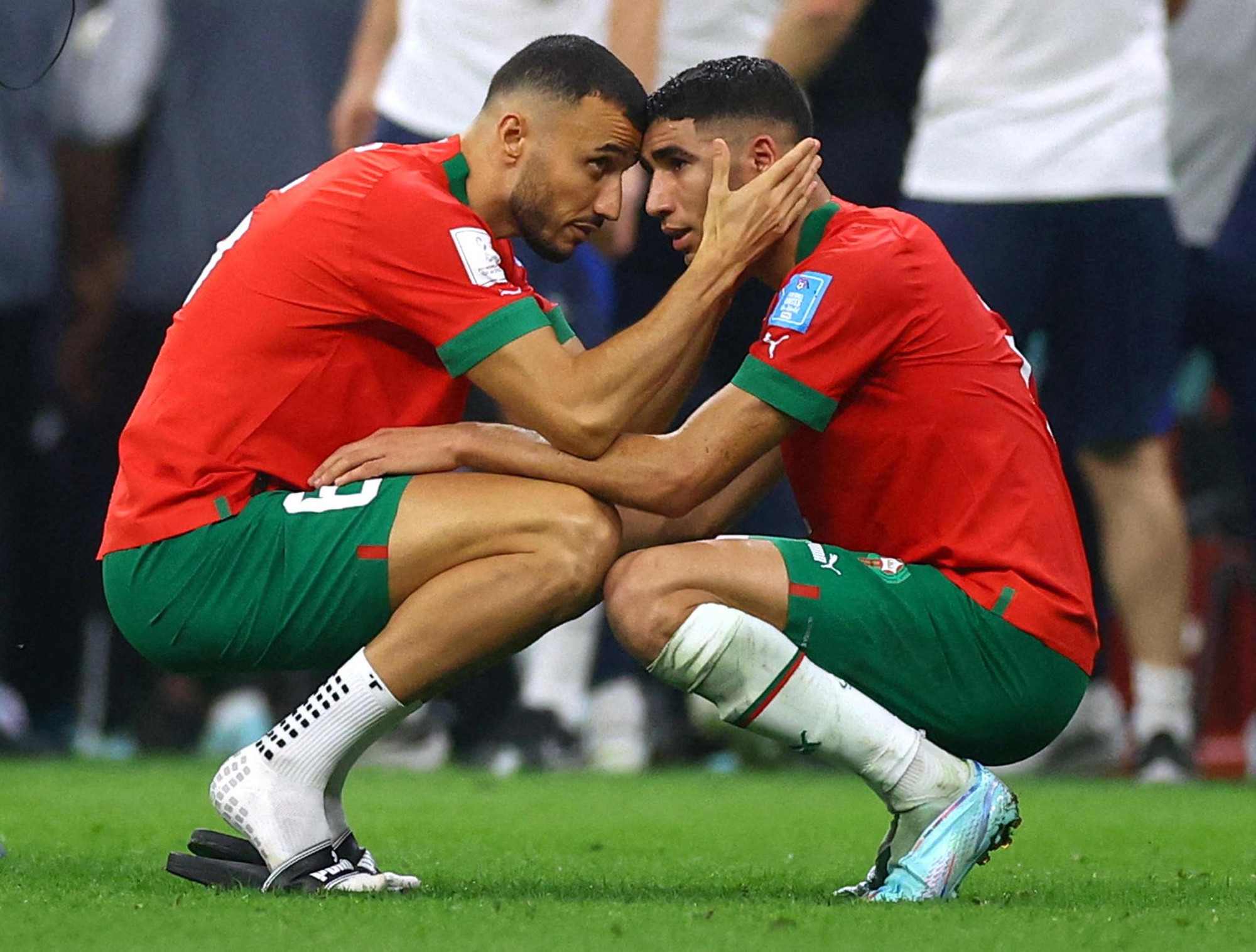 Romain Saiss chia buồn cùng Achraf Hakimi sau khi đội tuyển Maroc dừng bước tại bán kết World Cup 2022.