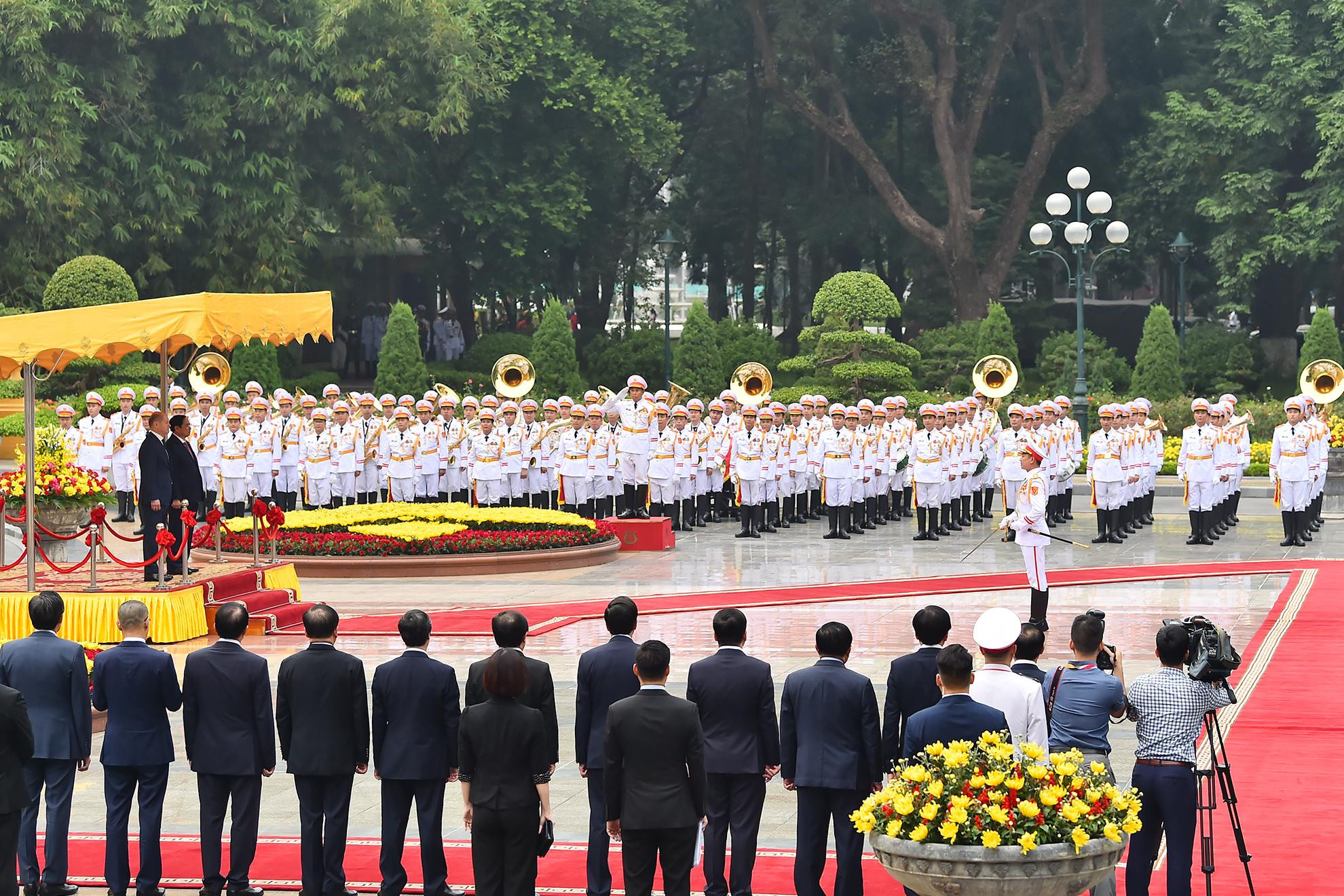 Quang cảnh lễ đón Thủ tướng Olaf Scholz cùng đoàn đại biểu cấp cao Cộng hoà Liên bang Đức chiều 13/11. Quang cảnh lễ đón Thủ tướng Olaf Scholz cùng đoàn đại biểu cấp cao Cộng hoà Liên bang Đức chiều 13/11.