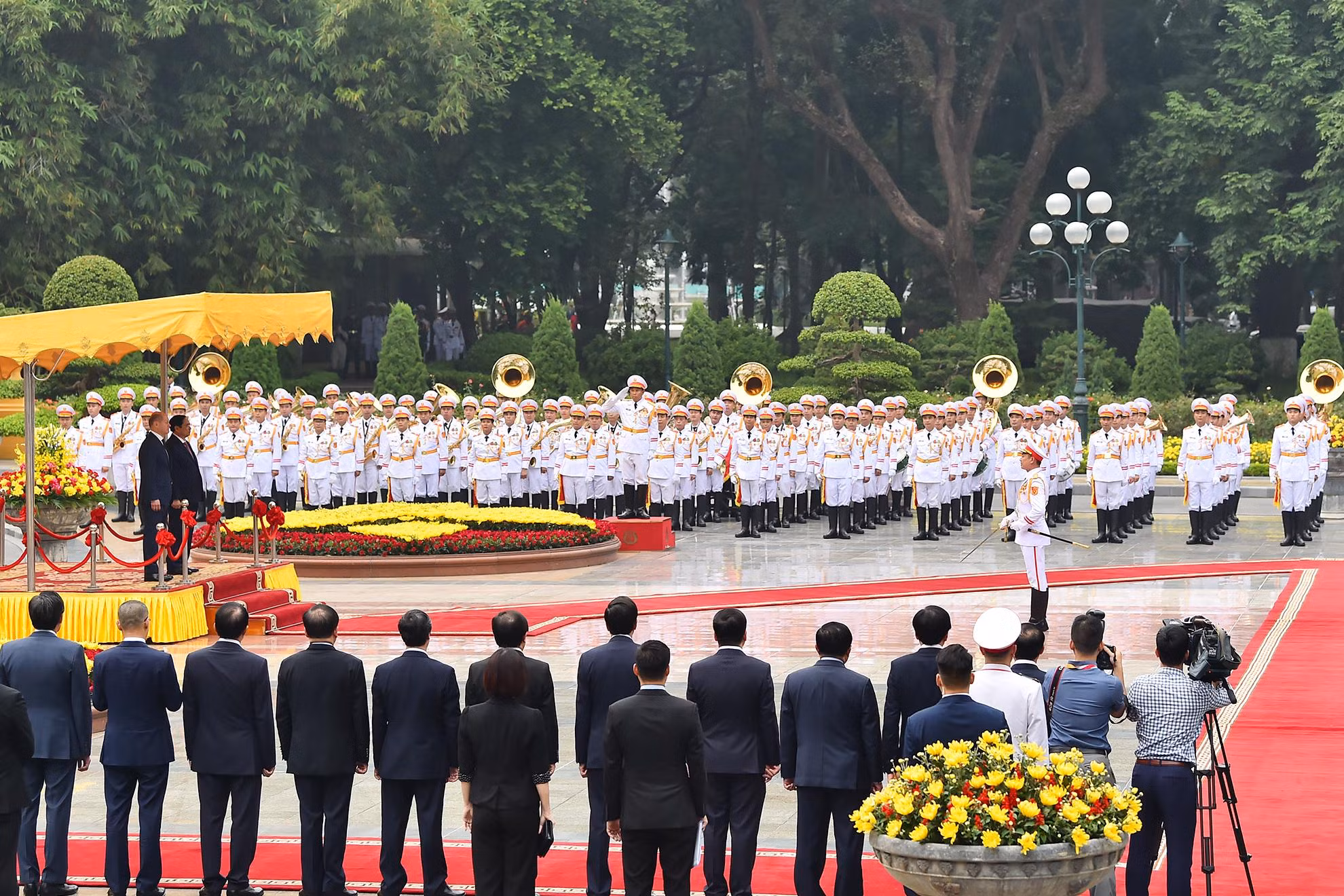 Quang cảnh lễ đón Thủ tướng Olaf Scholz cùng đoàn đại biểu cấp cao Cộng hoà Liên bang Đức chiều 13/11.
