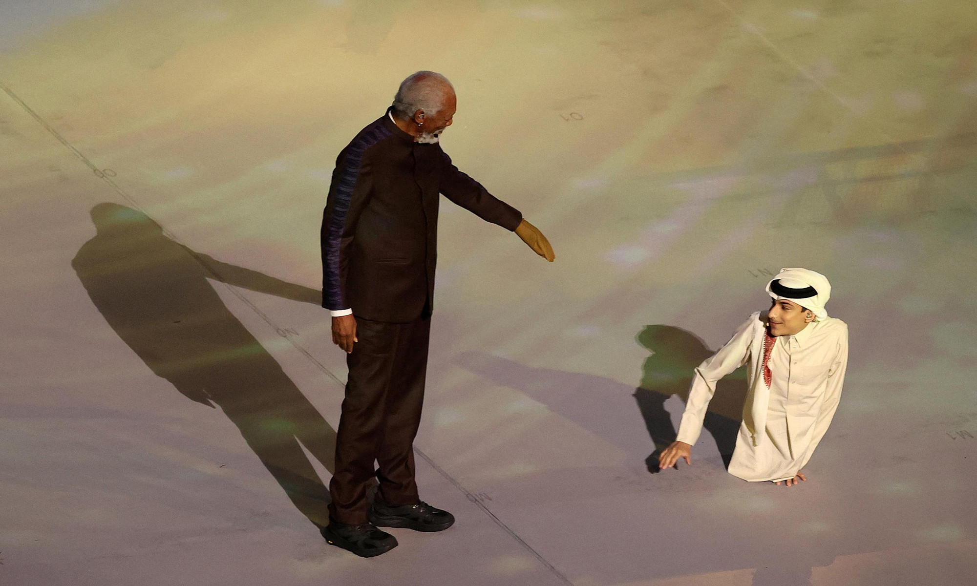 Diễn viên Morgan Freeman (trái) và Ghanim Al Muftah trò chuyện đầu lễ khai mạc. (Ảnh: Reuters)