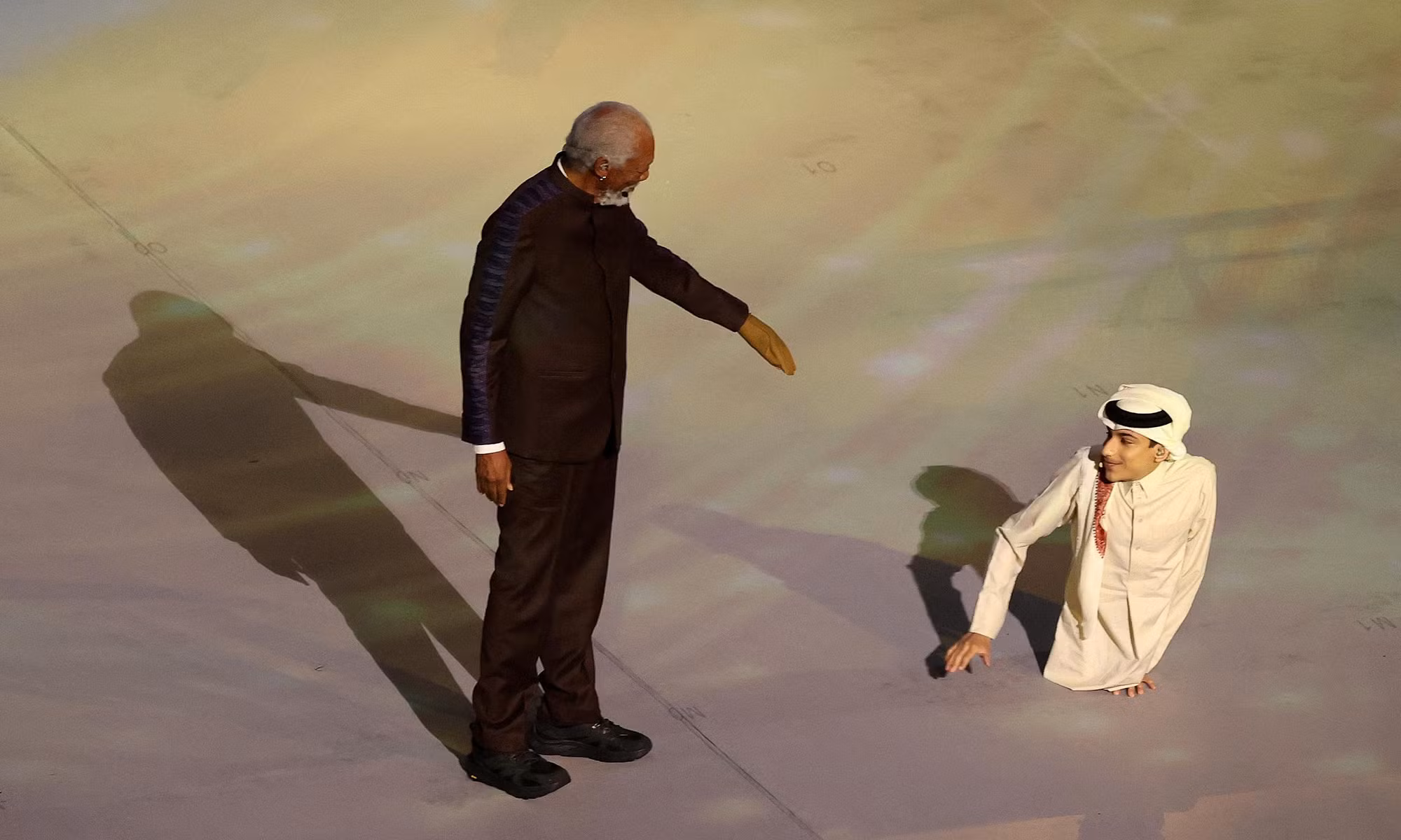 Diễn viên Morgan Freeman (trái) và Ghanim Al Muftah trò chuyện đầu lễ khai mạc. (Ảnh: Reuters)