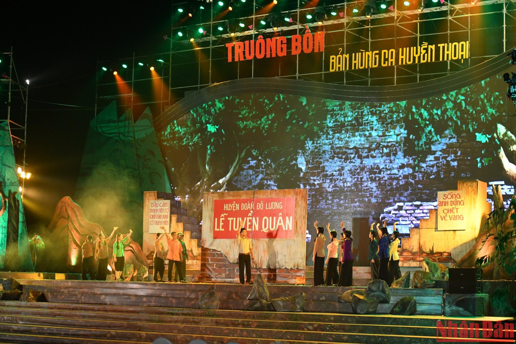 Vở kịch hát “Bình minh đỏ” mang đến những khoảnh khắc xúc động cho người xem. Những ước mơ, khát vọng của thế hệ Truông Bồn năm xưa được kể, được thế hệ trẻ hôm nay lắng nghe, trân trọng và viết tiếp.