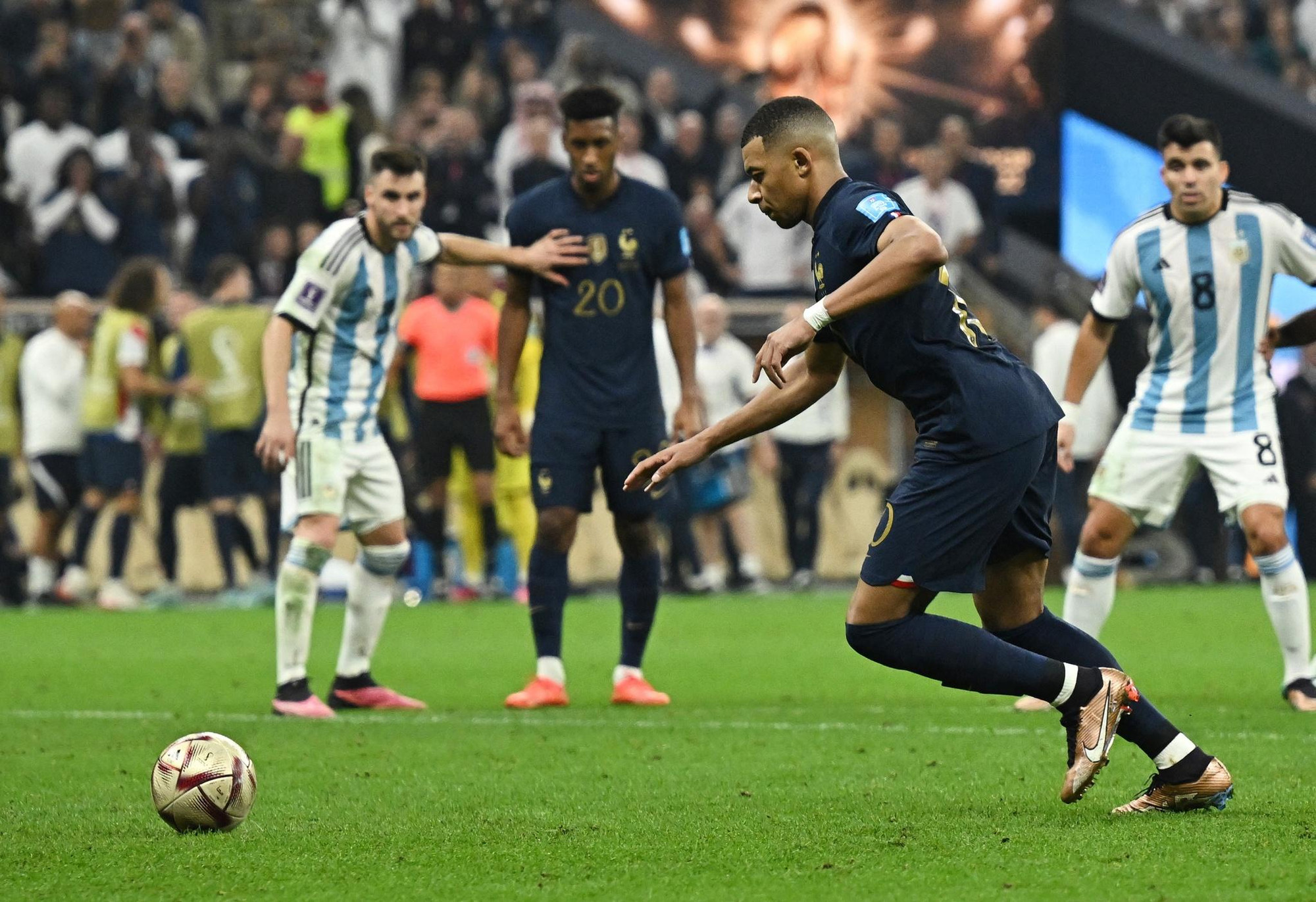 Song đến phút 80, một sai lầm hàng phòng ngự Argentina đã giúp Pháp được hưởng quả phạt penalty. Và Mbappe không thể bỏ lỡ cơ hội rút ngắn tỷ số còn 1-2.