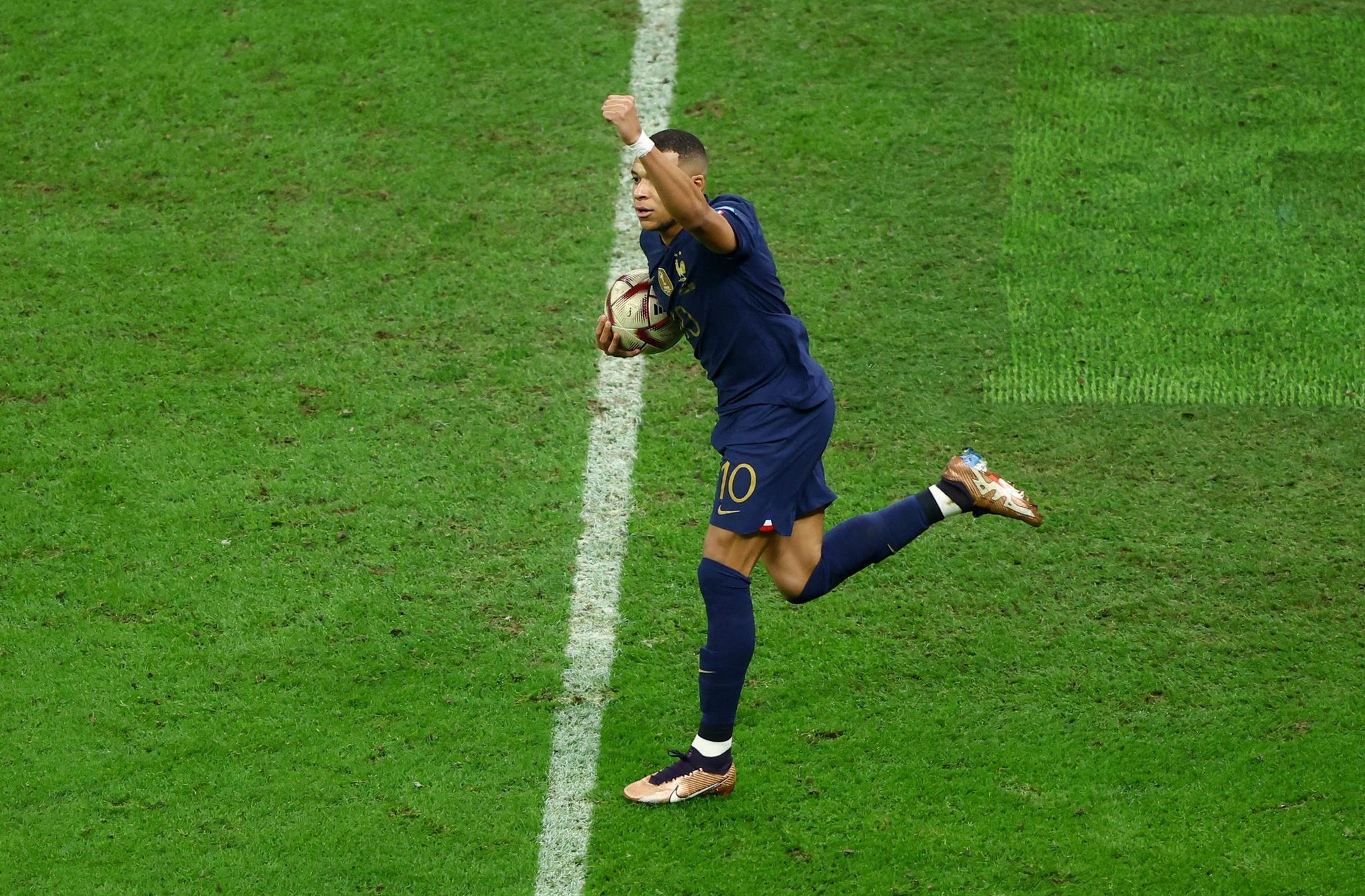 Tiền đạo 23 tuổi tỏa sáng đúng thời điểm đội tuyển Pháp cần.