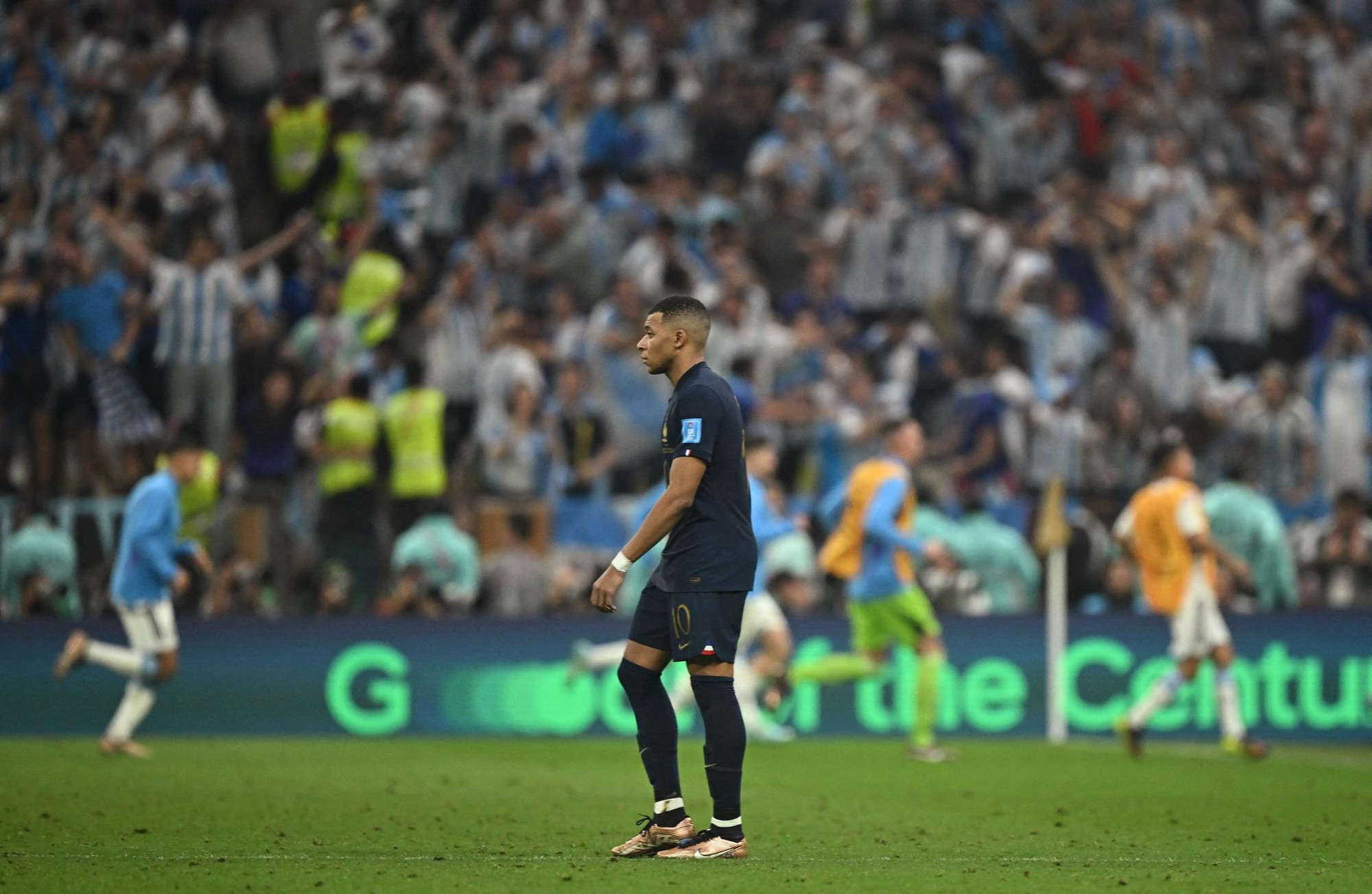 Nỗi buồn của Mbappe.