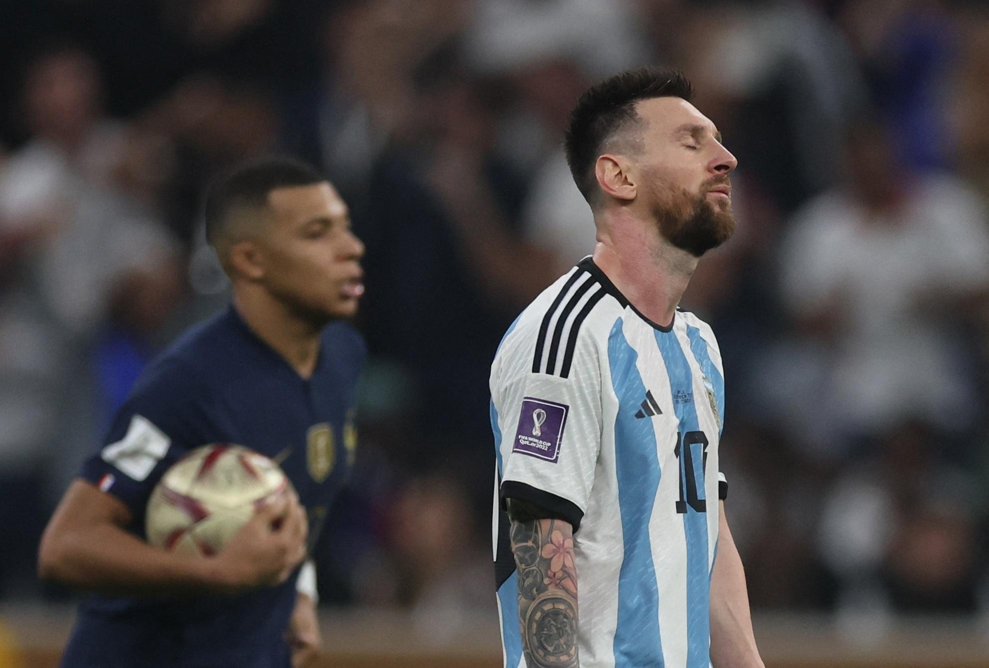 Messi tiếc nuối khi phải định đoạt kết quả trận chung kết qua loạt sút luân lưu may rủi.