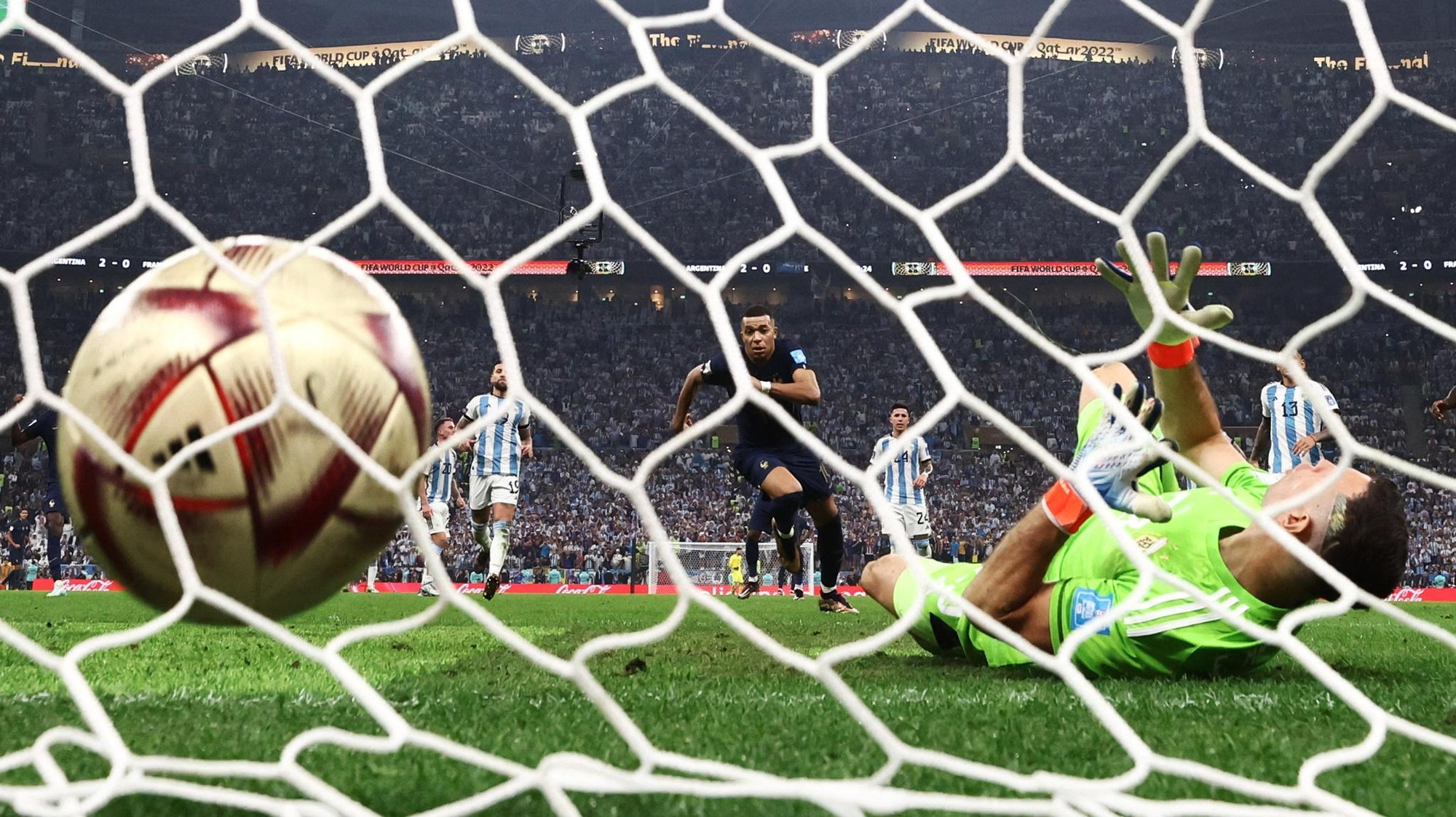 Song khi trận đấu chỉ còn 4 phút, Pháp lại được hưởng quả phạt đền khi Montiel để tay chạm bóng trong vòng cấm. Mbappe thêm một lần nữa đưa trận đấu trở về vạch xuất phát.