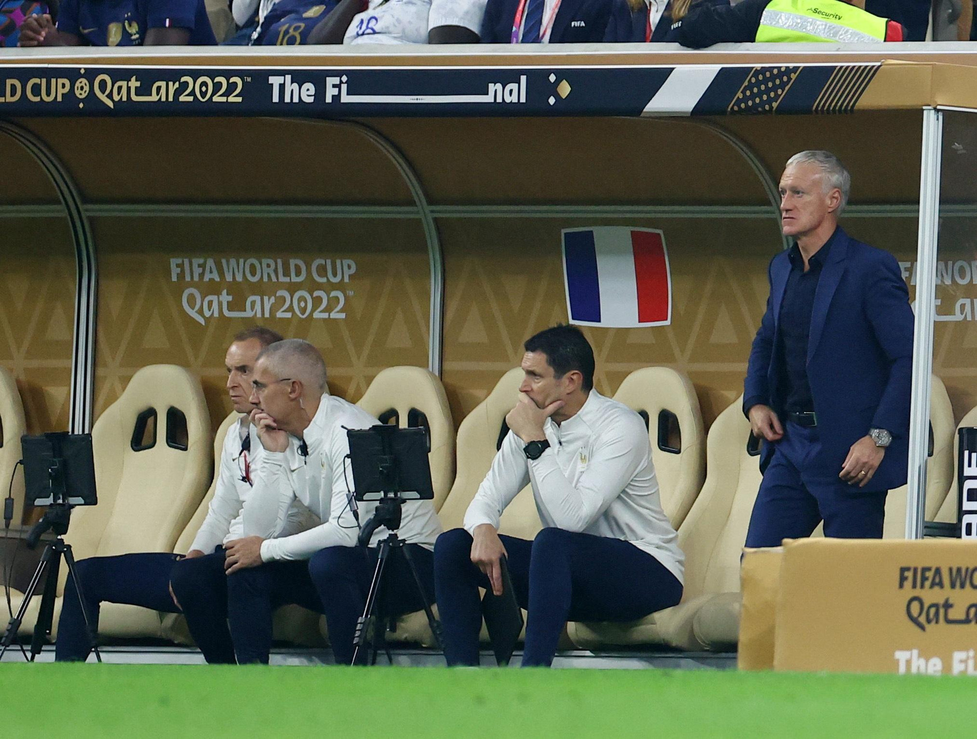 HLV Deschamps thực hiện nhiều thay đổi nhân sự nơi hàng công tuyển Pháp.