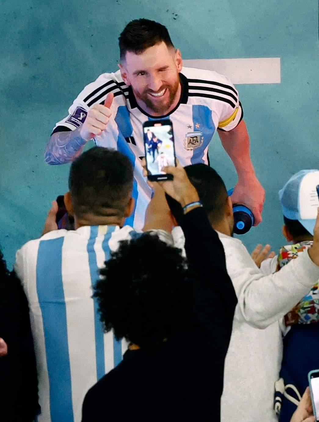 Messi chia vui cùng người hâm mộ Argentina.