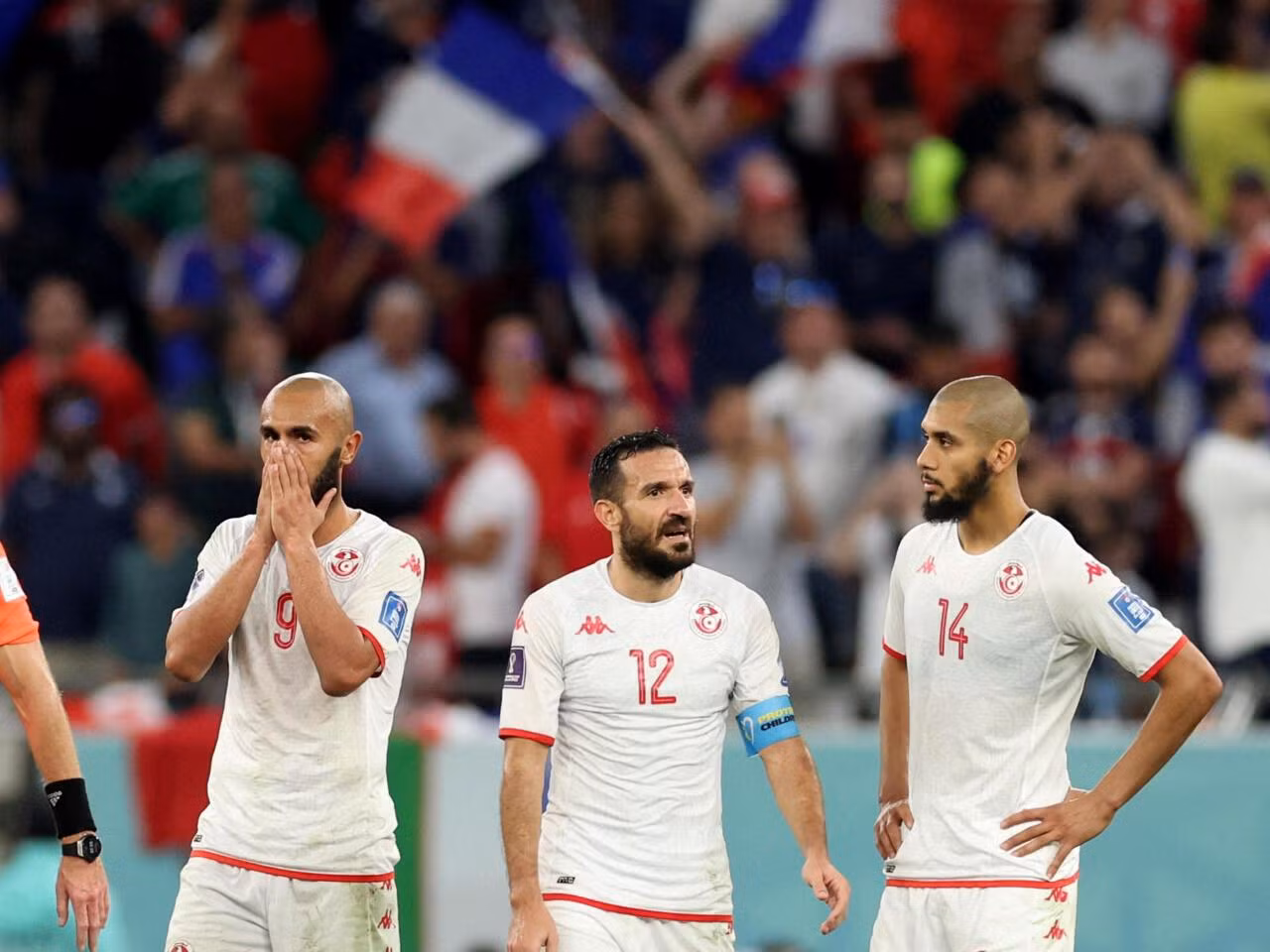 Các cầu thủ Tunisia kiên cường thi đấu với cơ hội đi tiếp rất mong manh.