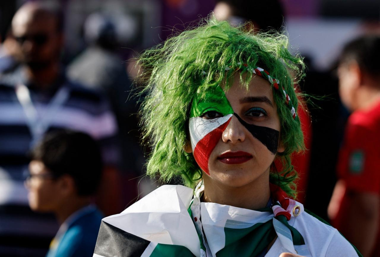 Nữ cổ động viên Iran.