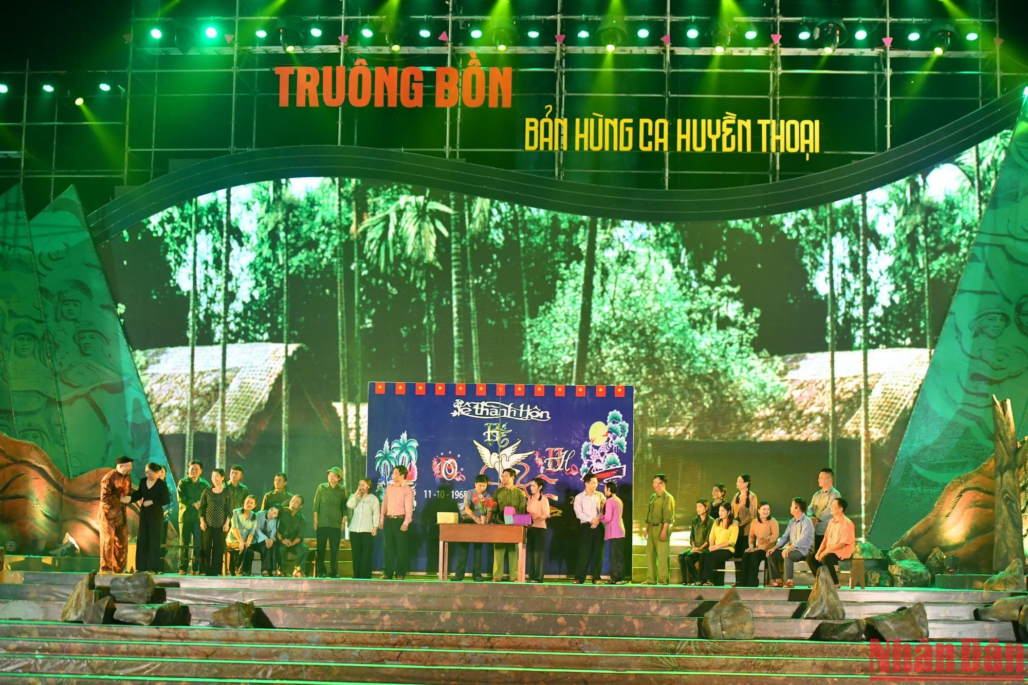 Cảnh đám cưới tập thể trong vở kịch hát.