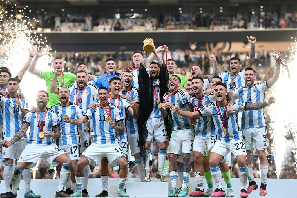 Messi cùng các đồng đội nâng cao chiếc cúp vô địch World Cup 2022.