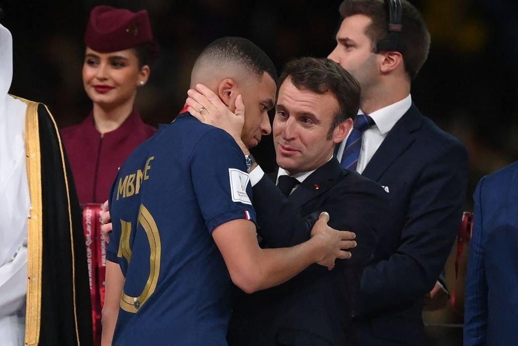 Tổng thống Pháp Emmanuel Macron động viên Mbappe.