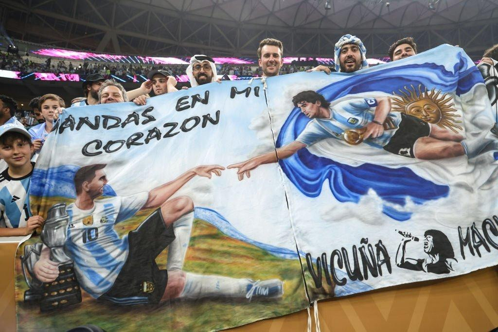 Cổ động viên Argentina tới sân vận động Lusail với hy vọng Messi lặp lại thành tích của Maradona năm 1986.