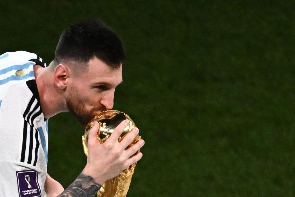 Messi hôn lên chiếc cúp Vàng.