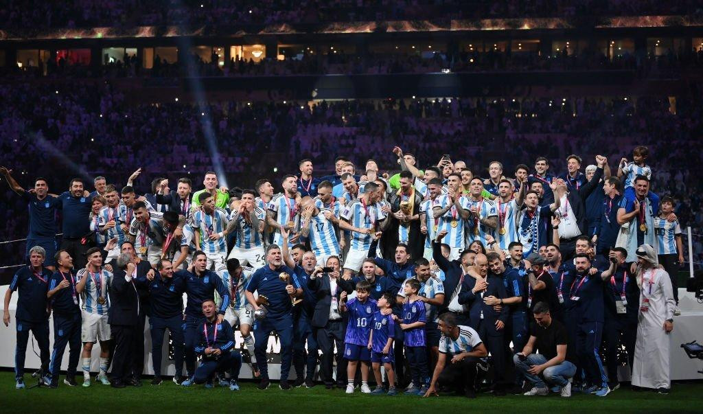 Ban huấn luyện cùng các thành viên đội tuyển Argentina trên bục vinh quang.