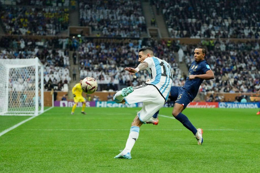 Hiệp đấu đầu tiên là sự thống lĩnh của Argentina. Di Maria chơi nổi bật ở vị trí tiền vệ cánh trái, liên tục tạo ra áp lực trước khung thành của Hugo Lloris.