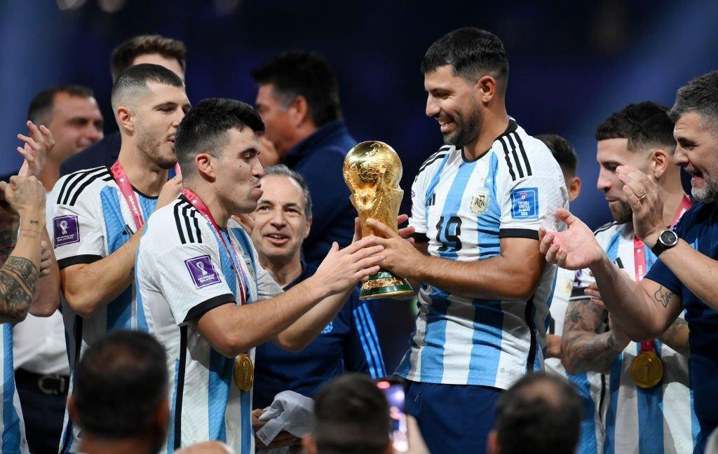 Cầu thủ kỳ cựu của tuyển Argentina - Sergio Aguero lên sân khấu chung vui cùng các thành viên đội tuyển.