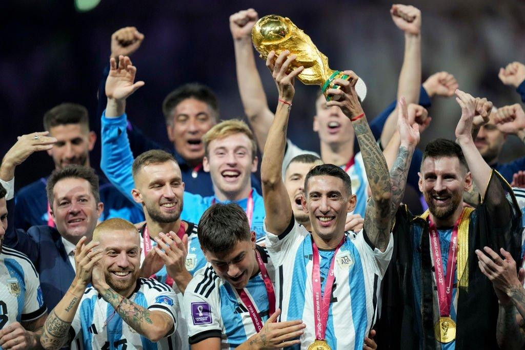 Niềm vui của "Thiên thần" Di Maria - Cầu thủ góp phần mang về quả phạt penalty và 1 bàn thắng cho Argentina.