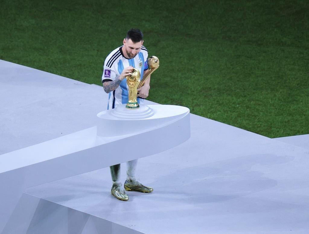 Nhà vô địch nâng niu cúp Vàng.