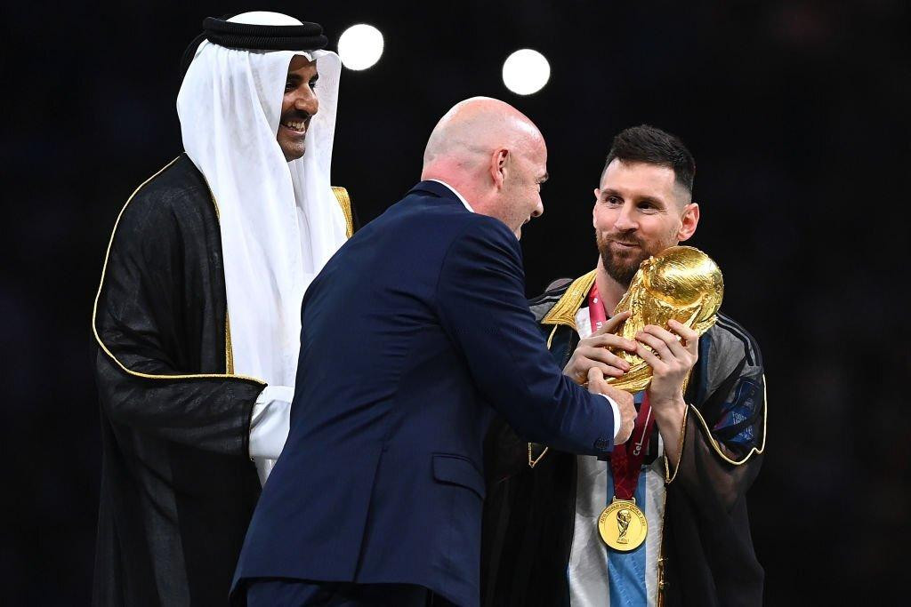Ông Gianni Infantino, Chủ tịch FIFA và Sheikh Tamim bin Hamad Al Thani, Tiểu vương Qatar trao cúp vô địch World Cup cho Lionel Messi.