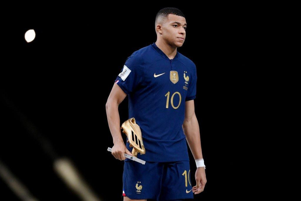 Kylian Mbappe ghi 3 bàn vào lưới Argentina nhưng không thể giành về chiến thắng cho Pháp. Anh nhận danh hiệu Chiếc giày vàng của giải đấu với 12 bàn thắng.