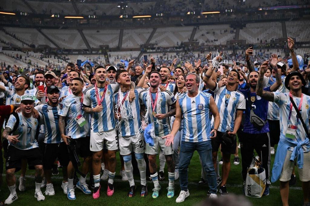 Các cổ động viên Argentina xuống sân ăn mừng và nhảy múa cùng đội tuyển của họ.