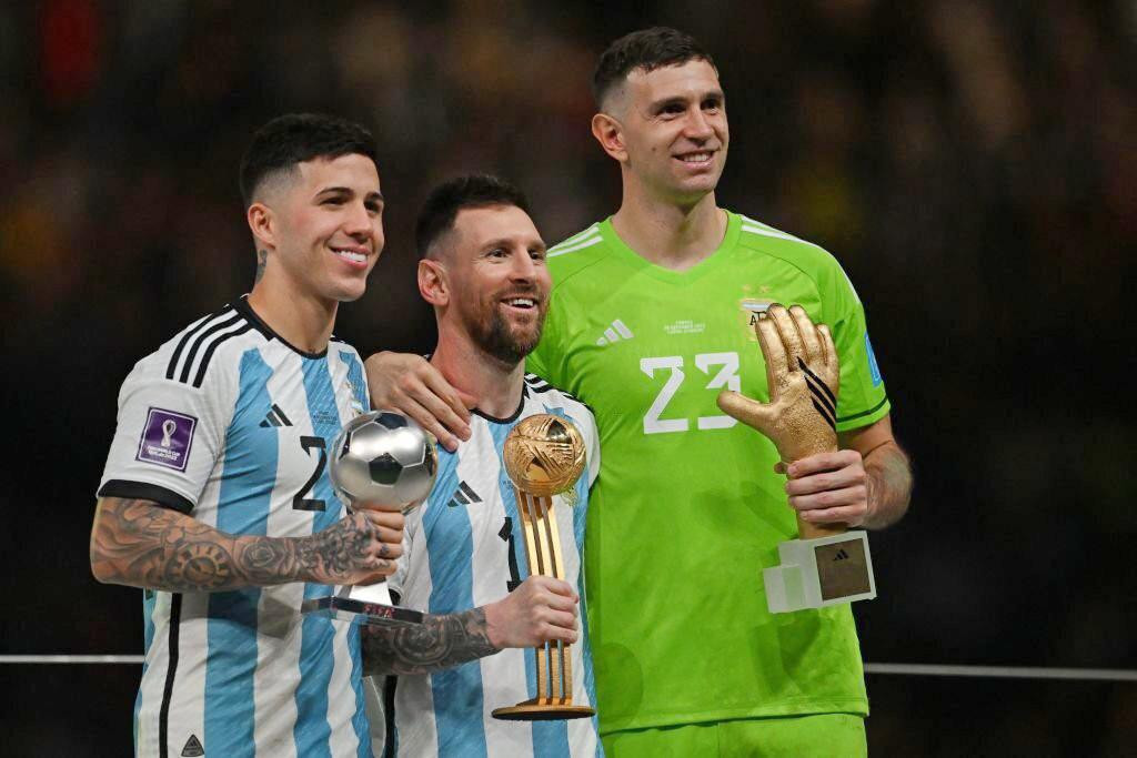 Enzo Fernandez nhận danh hiệu Cầu thủ trẻ xuất sắc nhất, Lionel Messi nhận danh hiệu Quả bóng Vàng và thủ thành Emiliano Martinez nhận danh hiệu Găng tay Vàng.