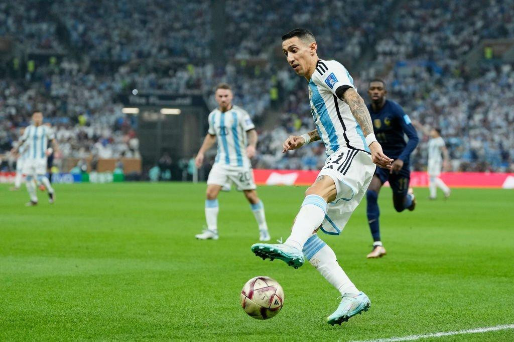 Phút 23, Di Maria đi bóng tốc độ trong vòng cấm khiến Dembele phạm lỗi trong vòng cấm, mang về quả phạt đền cho Argentina.