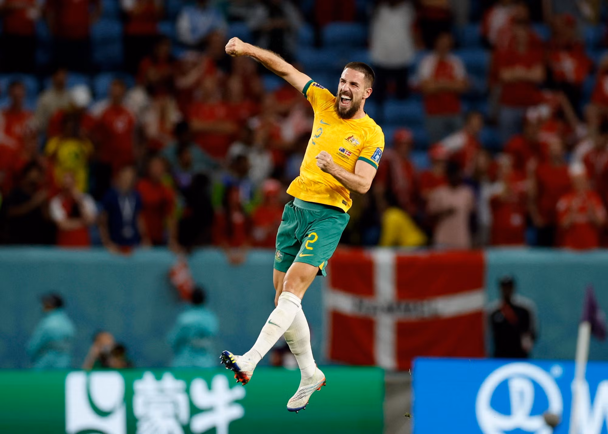Niềm hân hoan của Milos Degenek sau khi Australia đánh bại Đan Mạch để bước tiếp vào vòng trong.