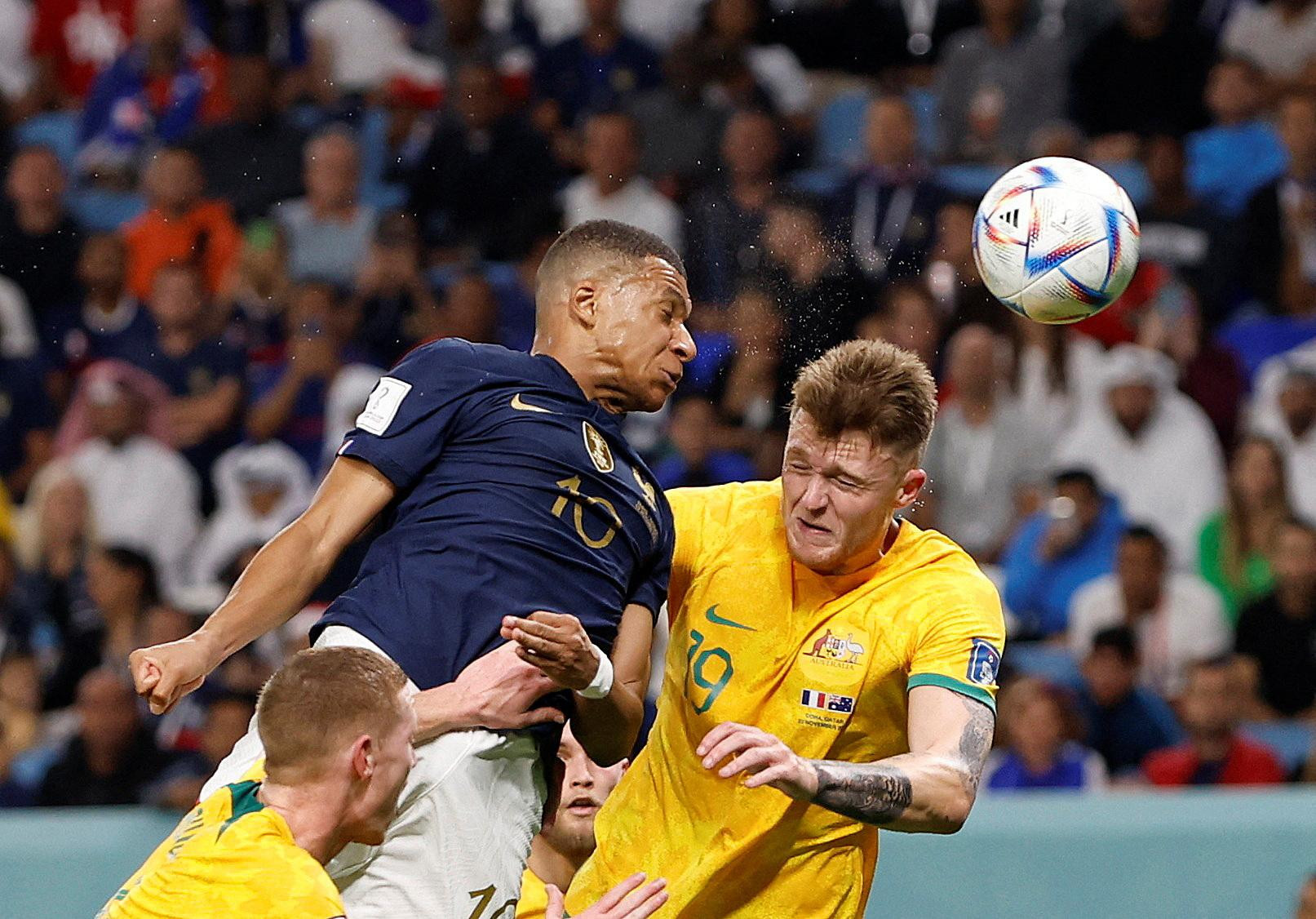 Kylian Mbappe đánh đầu ghi bàn thắng thứ ba cho đội tuyển Pháp vào lưới Australia.
