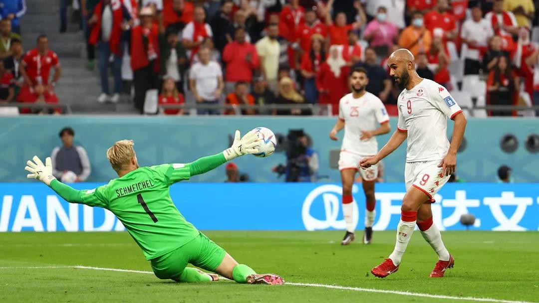 Các cầu thủ Tunisia (áo trắng) đã có trận đấu kiên cường trước Đan Mạch.