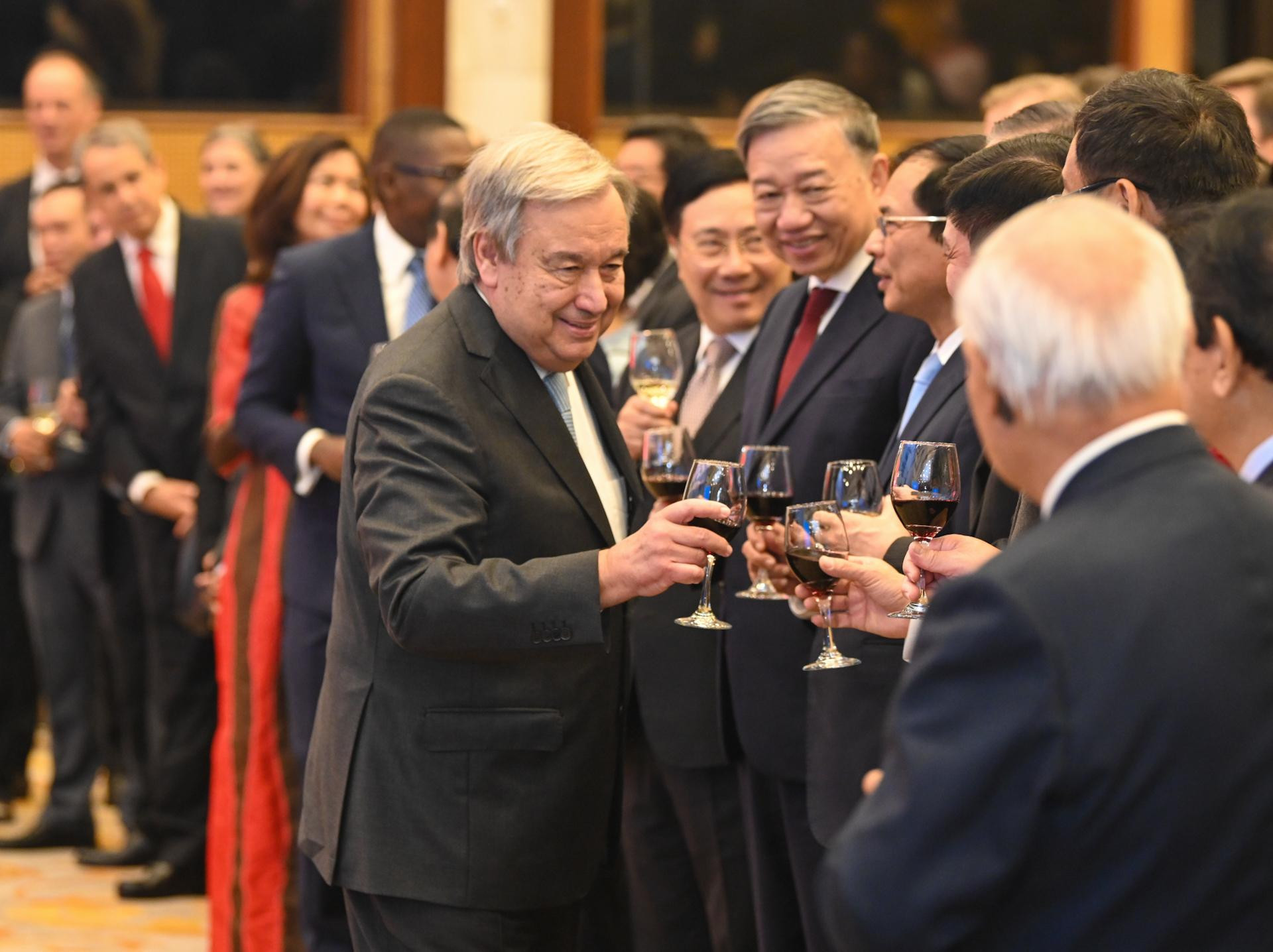 Tổng Thư ký Liên hợp quốc Antonio Guterres chúc mừng các đại biểu dự buổi lễ.