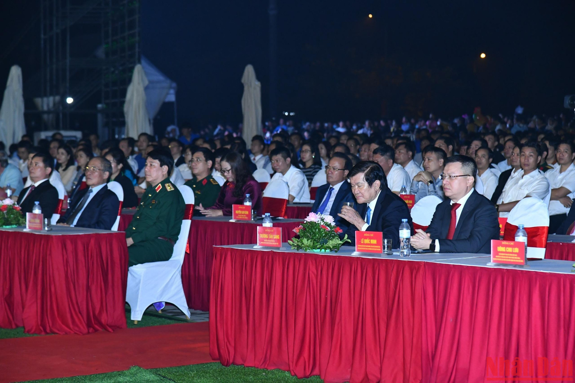 Nguyên Chủ tịch nước Trương Tấn Sang; nguyên Chủ tịch Quốc hội Nguyễn Sinh Hùng; Đại tướng Lương Cường, Ủy viên Bộ Chính trị, Chủ nhiệm Tổng cục Chính trị Quân đội nhân dân Việt Nam và các đồng chí lãnh đạo, nguyên lãnh đạo Đảng, Nhà nước, các đại biểu tham dự Chương trình nghệ thuật "Truông Bồn - Bản hùng ca huyền thoại".