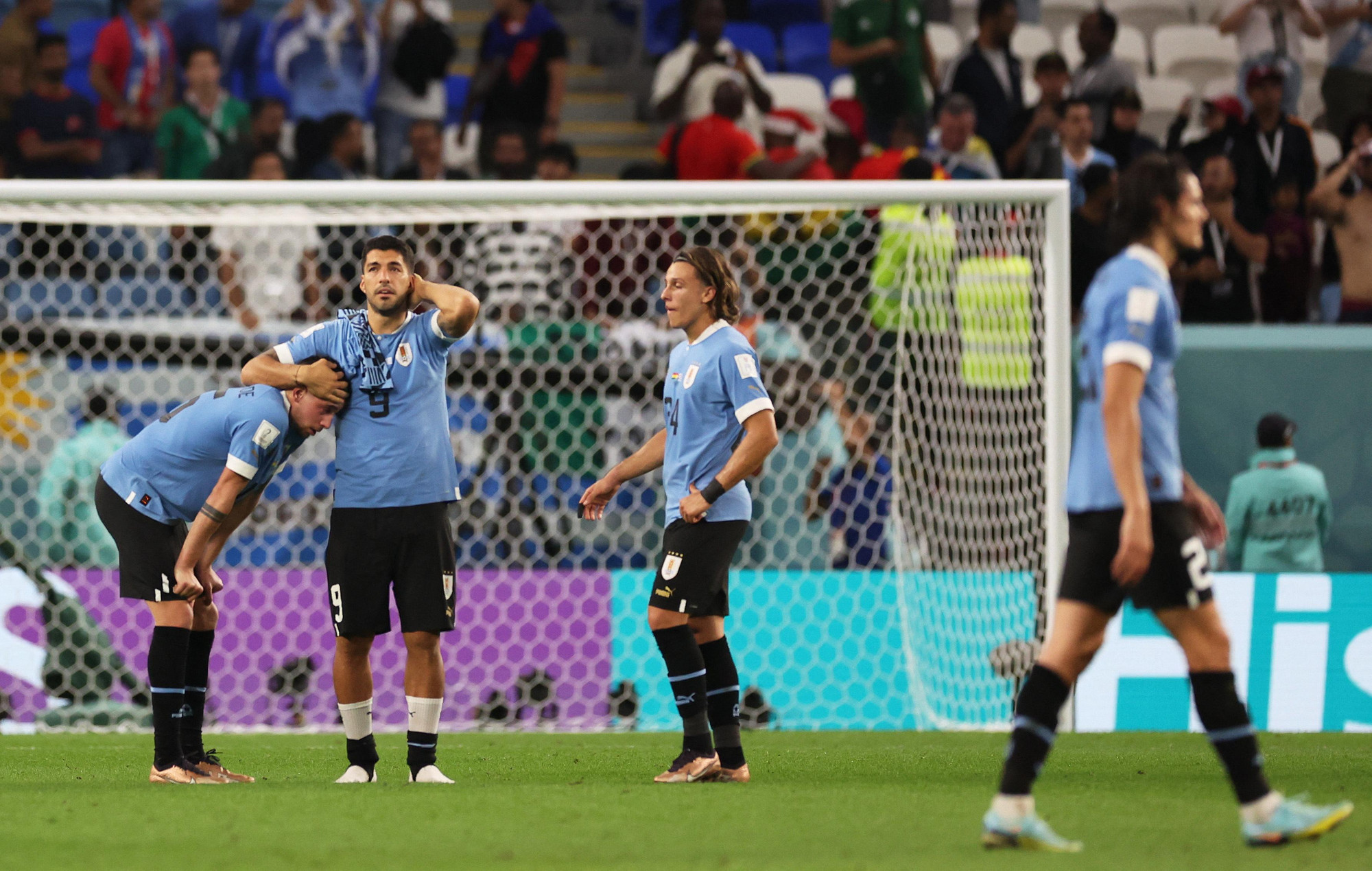 Nhưng khi Hàn Quốc dẫn trước Bồ Đào Nha với tỷ số 2-1 thì đã quá muộn với Uruguay.