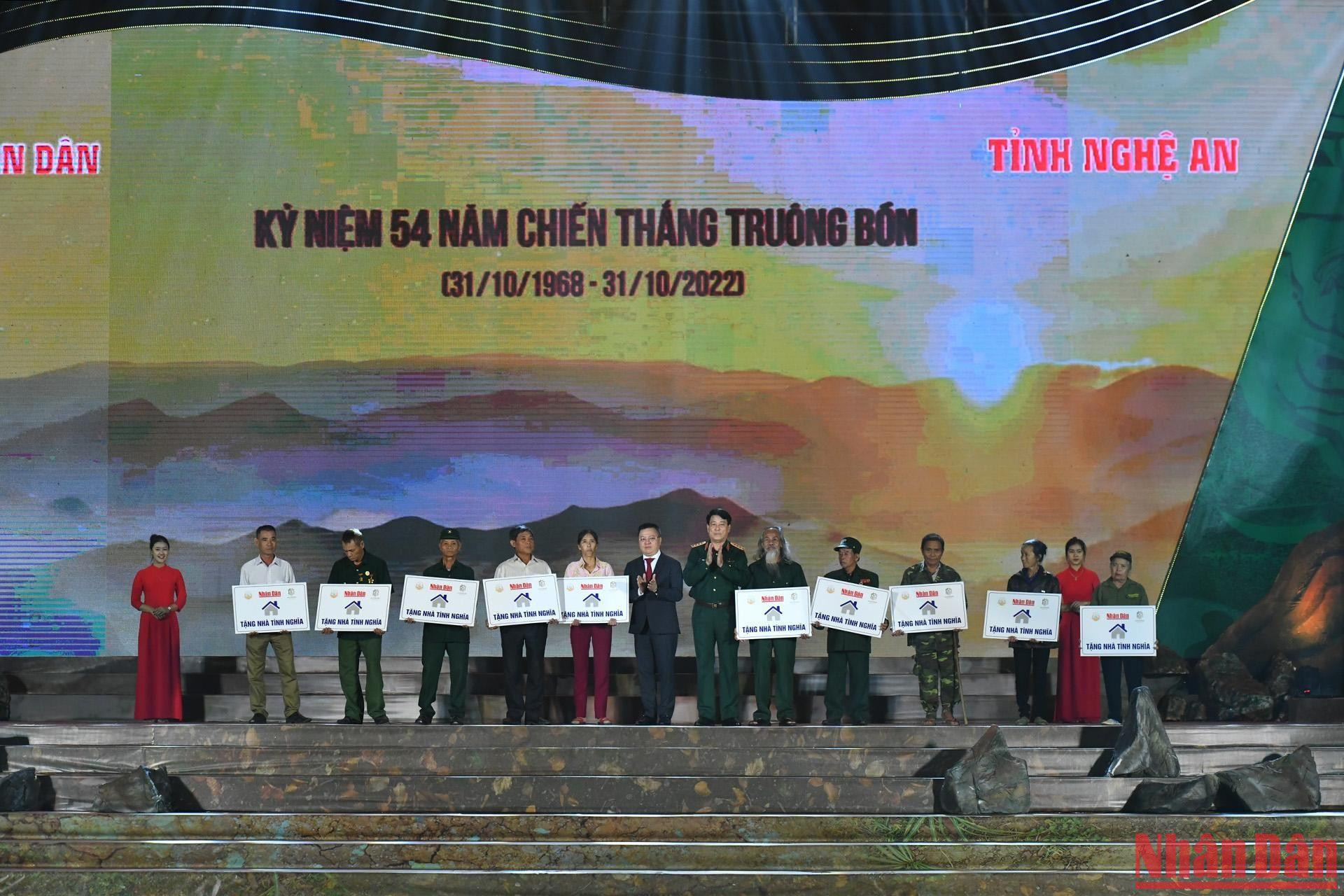 Đại tướng Lương Cường, Ủy viên Bộ Chính trị, Chủ nhiệm Tổng cục Chính trị Quân đội nhân dân Việt Nam và đồng chí Lê Quốc Minh trao 10 căn nhà tình nghĩa cho 10 gia đình chính sách, mỗi căn giá trị 100 triệu đồng.