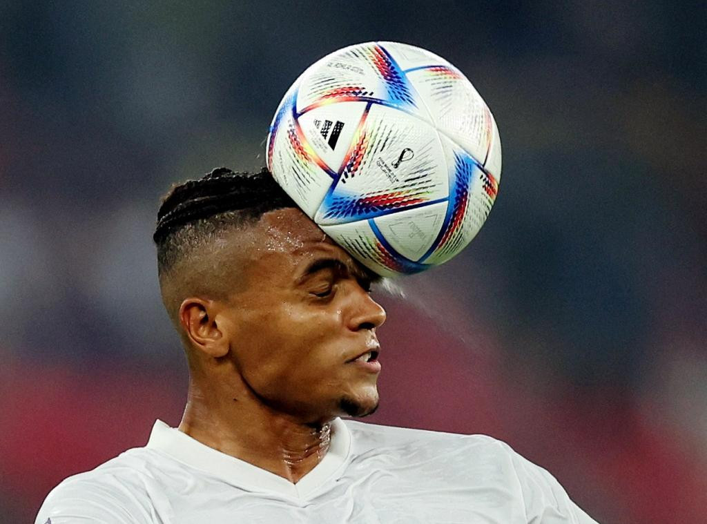 Trung vệ Manuel Akanji (Thụy Sĩ) cản phá bóng bổng.