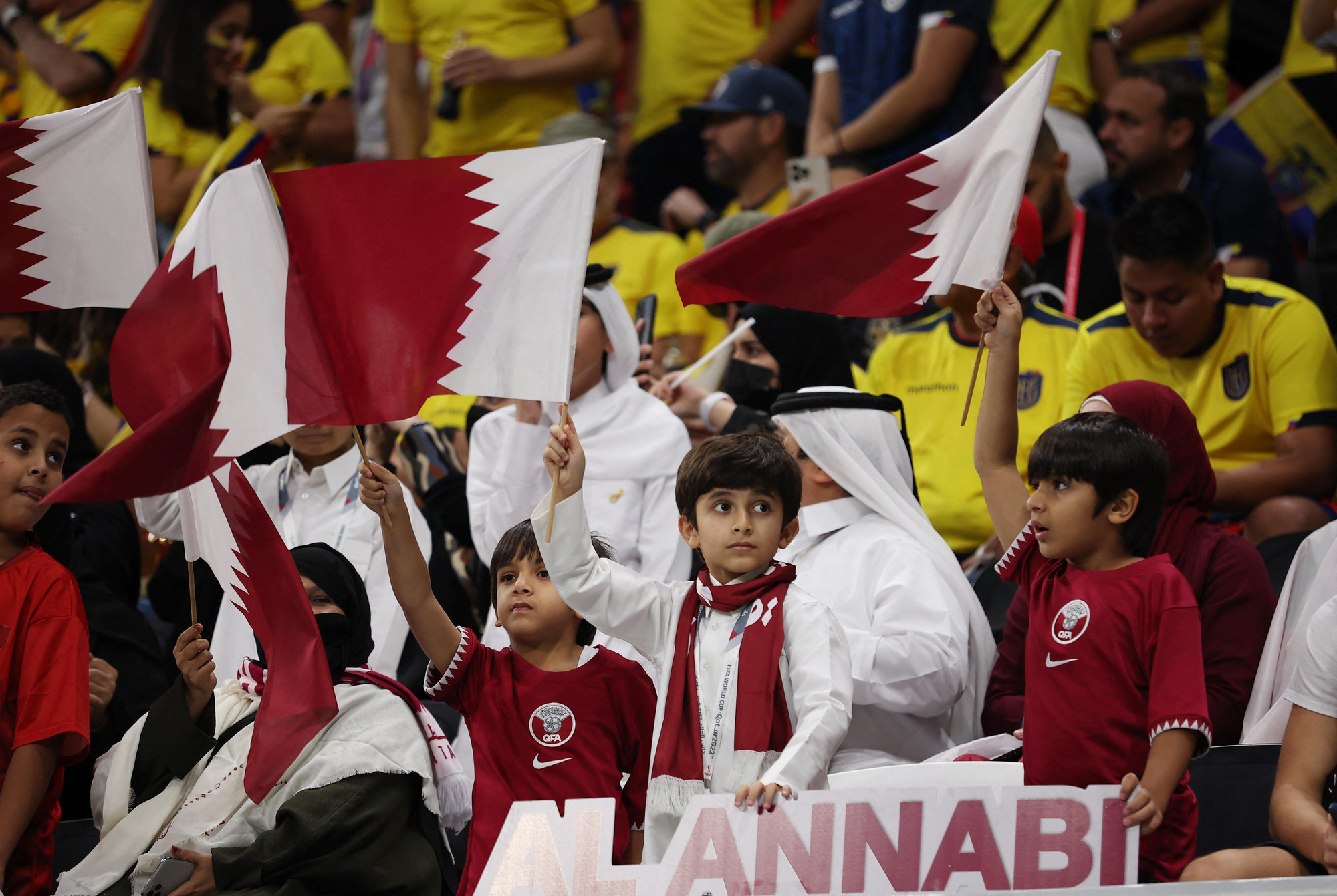 Các cổ động viên nhí Qatar đến sân dự lễ khai mạc World Cup 2022 và sau đó là cổ vũ đội nhà trong trận gặp Ecuador. (Ảnh: Reuters)