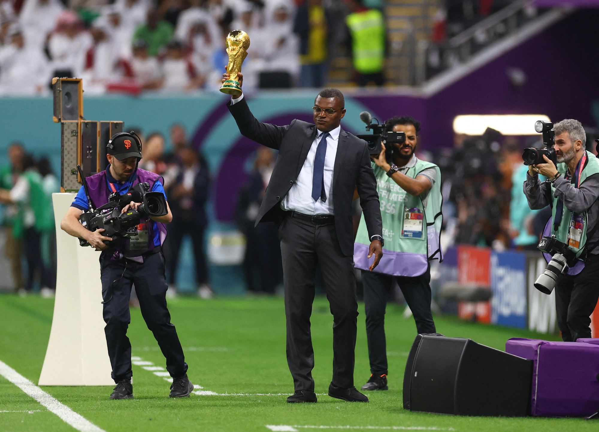 Cựu cầu thủ Marcel Desailly (Pháp) cùng chiếc cúp vô địch World Cup 2022 xuất hiện trong lễ khai mạc. (Ảnh: Reuters)