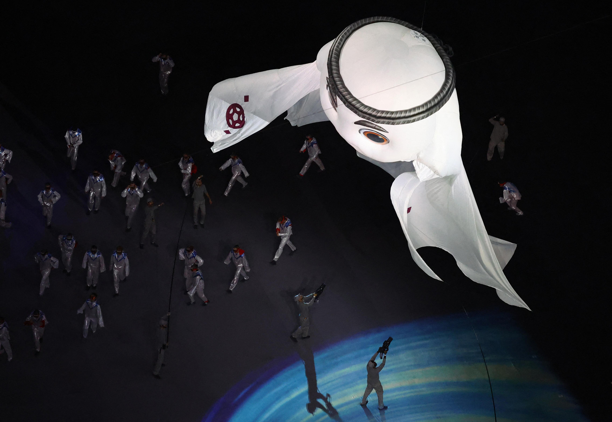 Linh vật La'eeb xuất hiện hoành tráng tại lễ khai mạc World Cup 2022. (Ảnh: Reuters) Linh vật La'eeb xuất hiện hoành tráng tại lễ khai mạc World Cup 2022. (Ảnh: Reuters)