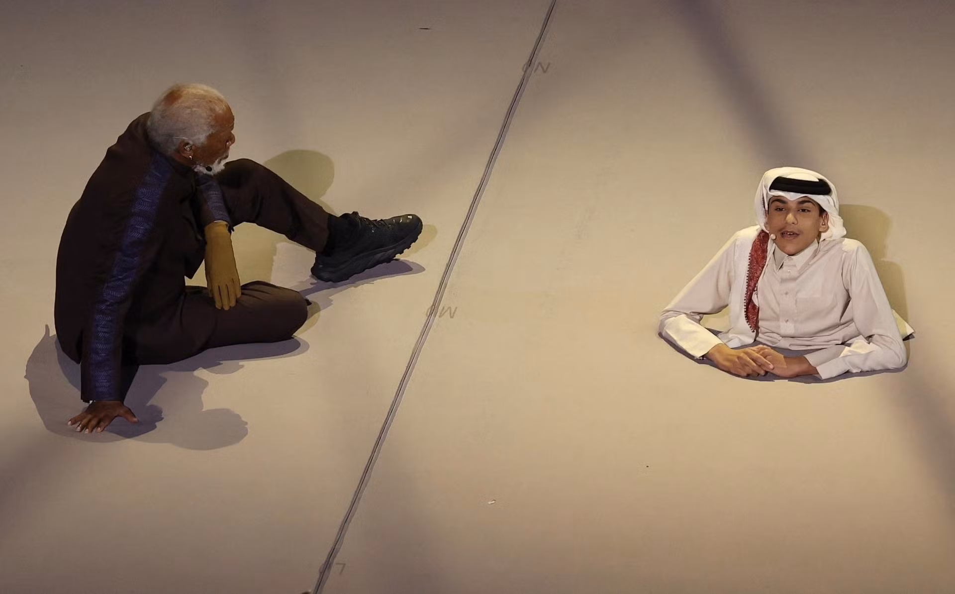 Câu chuyện đầy cảm hứng của diễn viên Morgan Freeman và Qatar Ghanim Al Muftah. (Ảnh: Reuters)