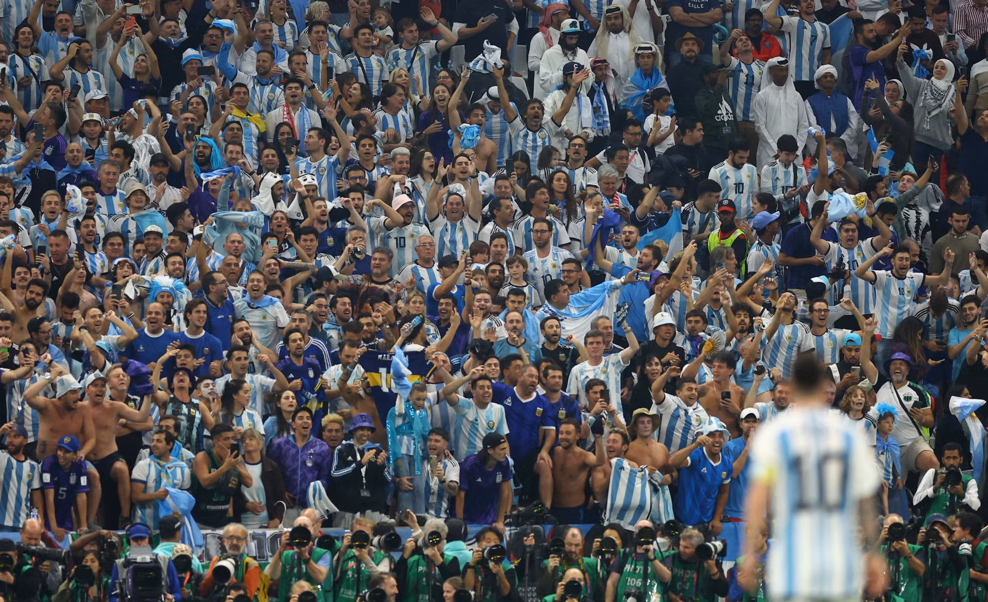 Người hâm mộ Argentina đến với sân vận động Lusail.