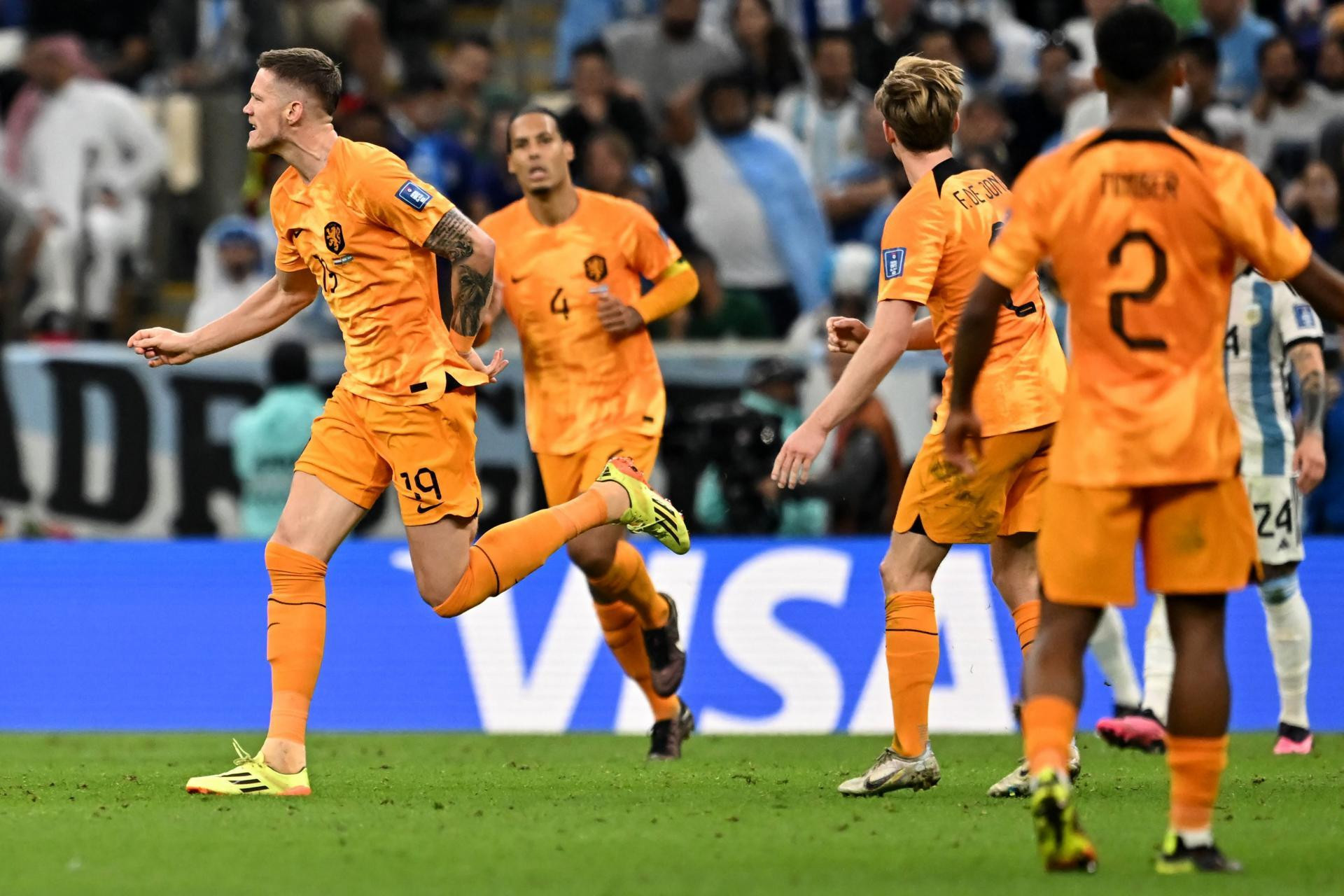 Wout Weghorst - cầu thủ có chiều cao 1m97 mang về hai bàn thắng cho Hà Lan ở phút 83 và 90+11', để rồi đưa trận đấu vào loạt sút luân lưu.