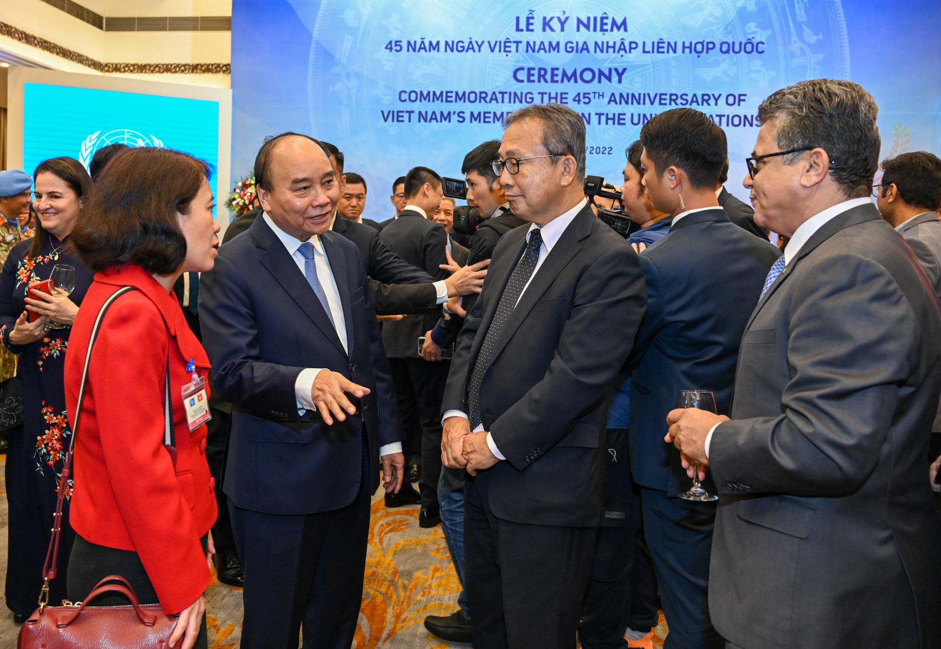 Chủ tịch nước Nguyễn Xuân Phúc với đại biểu các tổ chức quốc tế dự lễ kỷ niệm.